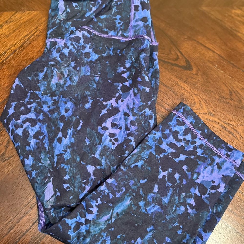 Lulu Lemon capri athletic leggings size 6 -blue- never worn